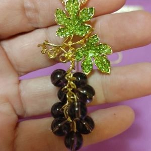 New purple grapes goldtone necklace/brooch